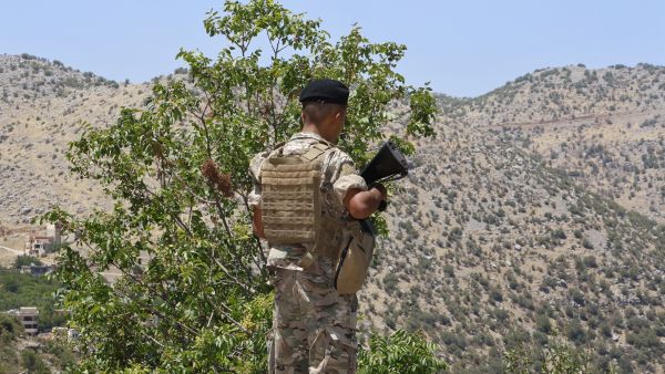 جندي من الجيش اللبناني يقف في منطقة جبلية جنوب لبنان خلال مهمة مراقبة أمنية قرب الحدود