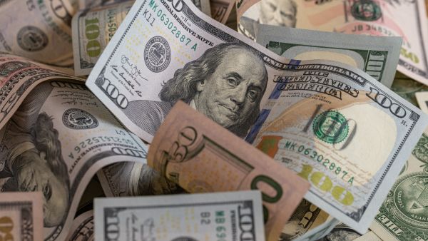 مجموعة من الأوراق النقدية بالدولار الأميركي في صورة تعبيرية عن الثروة والأموال والميراث