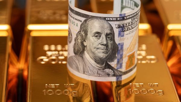 هدنة الشرق الأوسط تربك الأسواق.. الذهب مستقر والنفط يتراجع والدولار قوي
