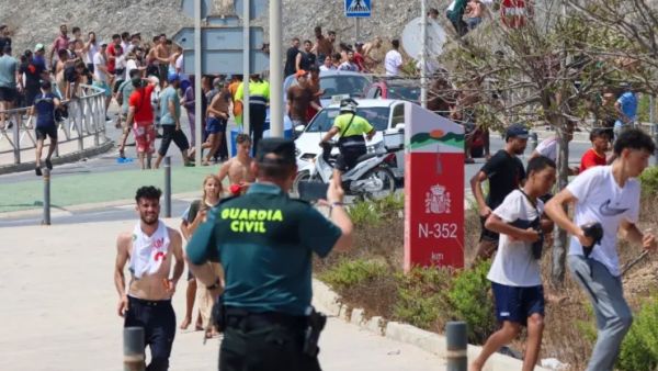 انتشار فتح الحدود يدفع بآلاف الشبان إلى الهجرة