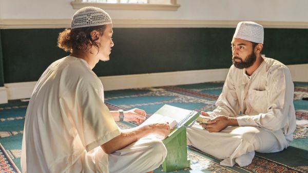 رجل مسلم يرفع يديه بالدعاء في يوم الجمعة وقت الغروب