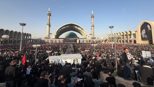 آلاف الإيرانيين يشاركون في مراسم تشييع المرشد الإيراني الراحل علي خامنئي في طهران وسط حضور رسمي وشعبي واسع.