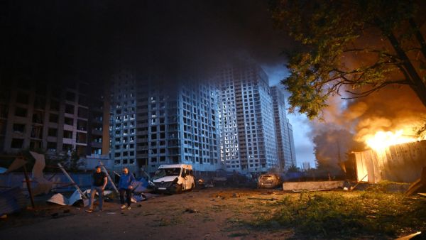 تصاعد التوتر بين الولايات المتحدة وإيران مع وقوع انفجارات في جنوب إيران واستمرار الضربات الأميركية.