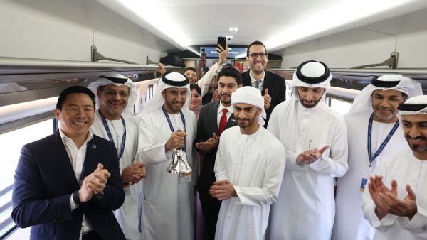 سوق أبوظبي للأوراق المالية يحتفي ببدء تداول عقود المشتقات الجديدة على متن "قطارات الاتحاد"