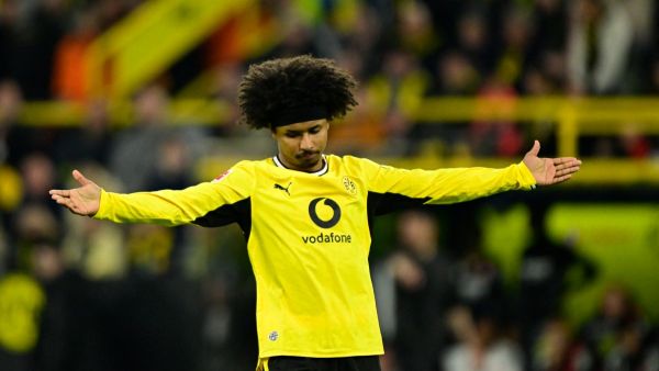 كريم أديمي نجم بوروسيا دورتموند الألماني الذي أصبح قريباً من برشلونة