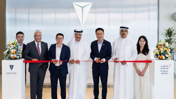 الطاير للسيارات تفتتح صالة عرض جديدة لعلامة «ديبال» في الشارقة وتقدم تقنيات السيارات الهجينة الفائقة