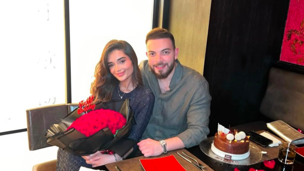 ملك زاهر تخطف الأنظار مع خطيبها.. وهذا ما كشفته عن موعد الزفاف