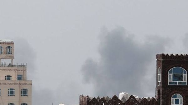 الحكومة اليمنية تعلن استهداف مدرج مطار صنعاء لمنع هبوط طائرة إيرانية.