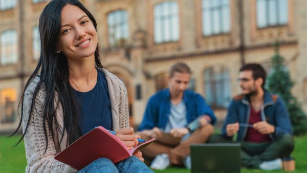 كيف تختار تخصصك الجامعي بثقة؟ نصائح مهمة لكل الطلاب