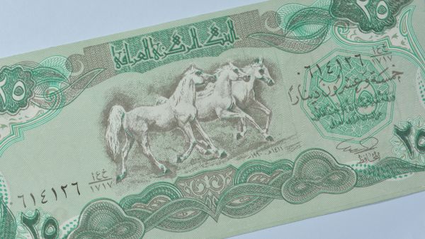 العملة العراقية في صورة تعبيرية مرتبطة بملف الفساد والمال العام