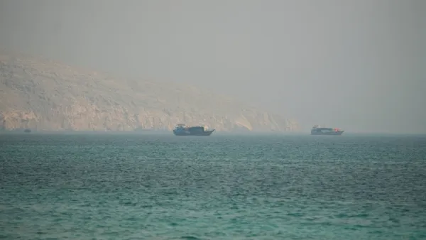  إصابة سفينة بمقذوف مجهول في مضيق هرمز 