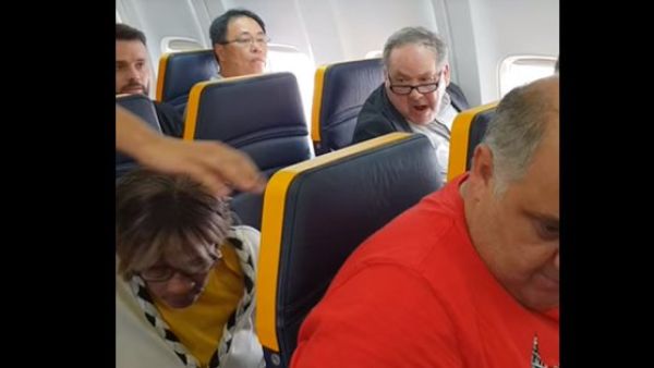 Ryainair condemned for failing to remove a passenger accused of racially abusing (Twitter)