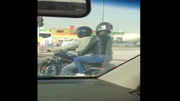 فتاة سعودية على دراجة نارية وسط الرياض!