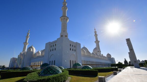 A picture taken on Mar. 15, 2018 shows the Sheikh Zayed Grand Mosque in the UAE capital Abu Dhabi. 
(GIUSEPPE CACACE / AFP)
