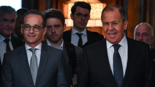 Russian Foreign Minister Sergei Lavrov (R) and his German counterpart Heiko Maas enter a hall during a meeting in Moscow on May 10, 2018. 
(Yuri KADOBNOV / AFP)