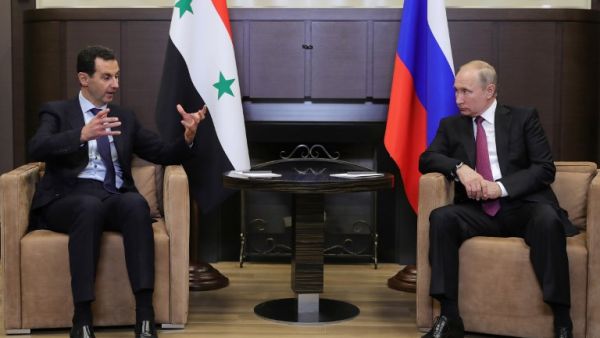 Russian President Vladimir Putin (R) speaks with his Syrian counterpart Bashar al-Assad during their meeting in Sochi on May 17, 2018. (Mikhail KLIMENTYEV / SPUTNIK / AFP)