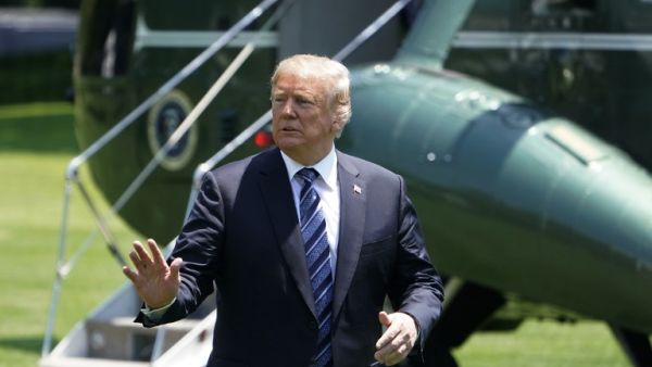 U.S. President Donald Trump walks across the South Lawn upon return to the White House on May 25, 2018 in Washington, DC. Trump returned to Washington after attending the U.S. Naval Academy graduation and commissioning ceremony in Annapolis, Maryland.
(MANDEL NGAN / AFP)