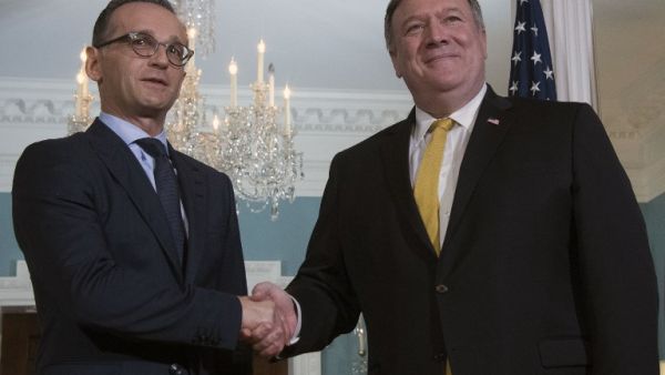 US Secretary of State Mike Pompeo (R) shakes hands with German Foreign Minister Heiko Maas in Washington, DC, on October 3, 2018. (Jim WATSON / AFP)