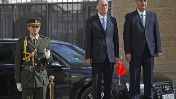 Chinese Vice President Wang Qishan and Palestinian prime minister Rami Hamdallah review the honour guard in the the West Bank city of Ramallah on October 23, 2018. 
ABBAS MOMANI / POOL / AFP