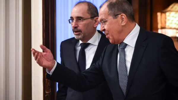 Russian Foreign Minister Sergei Lavrov (R) shows the way to his Jordanian counterpart Ayman Safadi (L) during a meeting in Moscow on December 28, 2018. (Vasily MAXIMOV / AFP)