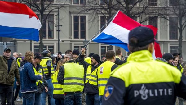 Protestors wearing yellow vests demonstrate in The Hague on December 29, 2018. (Lex van LIESHOUT / ANP / AFP)