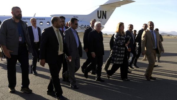 Martin Griffiths (C), the UN special envoy for Yemen, descends from his plane upon his arrival at Sanaa international airport on January 5, 2019. (MOHAMMED HUWAIS / AFP)