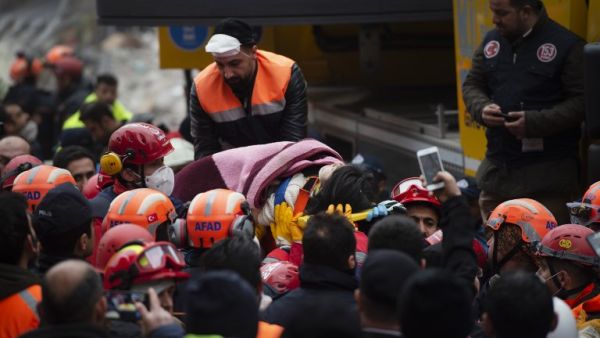 Turkish child Havva Tekgoz is evacuated by rescuers at the site of a building that collapsed in Istanbul's Kartal district on February 7, 2019. (AFP/ File)
