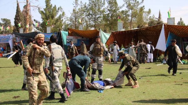 Afghan security personnel carry a victims man after following twin explosions in Lashkar Gah the capital of Helmand province on March 23, 2019. (STR / AFP)