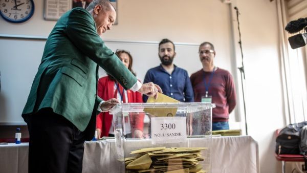 Turkish President Tayyip Erdogan (L) casts his ballot at a polling station during the municipal elections in Istanbul, on March 31, 2019. Turkey voted in local elections in a test for President Recep Tayyip Erdogan, with his ruling party risking defeat in the capital as an economic slowdown takes hold.
BULENT KILIC / AFP