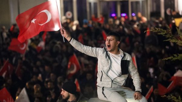 Supporters of opposition Republican People's Party (CHP) celebrate after early results for Ankara mayor in local election in Ankara, on March 31, 2019. (Adem ALTAN / AFP)