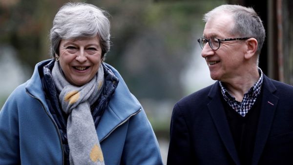 Britain's Prime Minister Theresa May (L) and her husband Philip leave after attending a church service, near her Maidenhead constituency, west of London on April 7, 2019. (Adrian DENNIS / AFP)