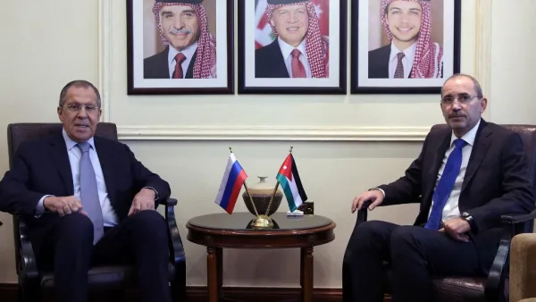 Jordanian Foreign Minister Ayman Safadi (R) meets with his Russian counterpart Sergei Lavrov in the Jordanian capital Amman on April 7, 2019. 
Khalil MAZRAAWI / AFP