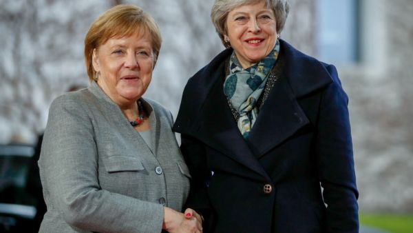 German Chancellor Angela Merkel (L) greets British Prime Minister Theresa May at the Chancellery in Berlin.  (Odd ANDERSEN / AFP)