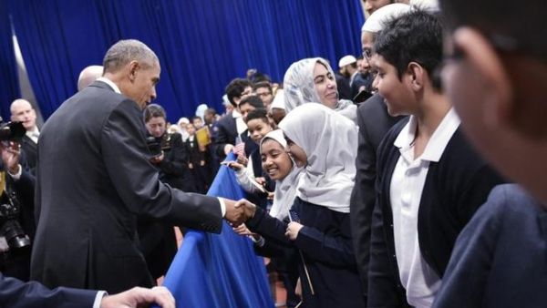 US President Barack Obama greets attendees in an overflow room after speaking at the Islamic Society of Baltimore, in Windsor Mill, Maryland,on February 3, 2016. (AFP/Mandel Ngan)