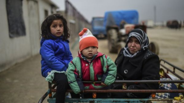 Refugee children arrive a the Turkish border crossing gate as Syrians fleeing the northern embattled city of Aleppo wait on February 6, 2016 in Bab al-Salama, near the city of Azaz, northern Syria. (AFP/Bulent Kilic)