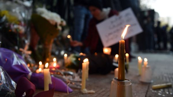 Activists and Italian nationals living in Egypt take part in a rally in memory of Italian student Giulio Regeni on February 6, 2016, outside of the Italian embassy in Cairo. (AFP/Mohamed al-Shahed)