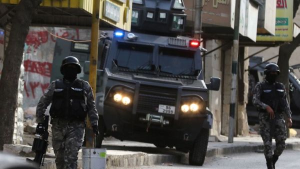 Jordanian security forces secure a street in the town of Irbid, 80 kms north of the capital Amman, near the border with Syria, on March 2, 2016, following a security operation targeting a group of suspected jihadists. (AFP/Khalil Mazraawi)