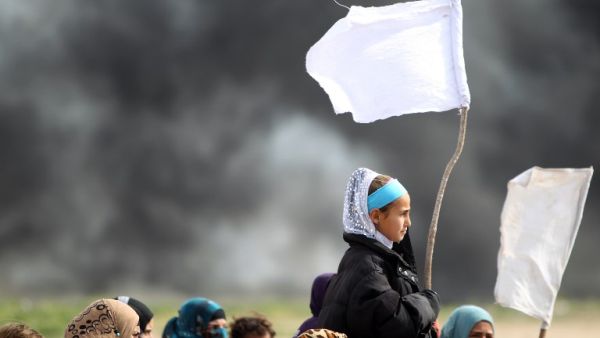 Iraqi girls hold makeshift white flags as they flee with their families a military operation by Iraqi security personnel aimed at retaking areas from Daesh, in the desert west of the city of Samarra on March 3, 2016. (AFP/Ahmad al-Rubaye) Iraqi girls hold makeshift white flags as they flee with their families a military operation by Iraqi security personnel aimed at retaking areas from Daesh, in the desert west of the city of Samarra on March 3, 2016. (AFP/Ahmad al-Rubaye)