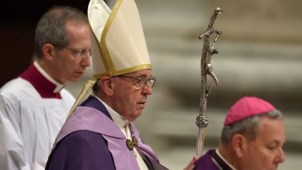Pope Francis attends a penitential ceremony on March 4, 2016 at St Peter's basilica in Vatican city. (AFP/Tiziana Fabi)