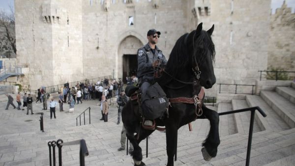 An Israeli mounted policeman stands guard outside Damascus Gate in Jerusalem's Old City on March 9, 2016. (AFP/Ahmad Gharabli)