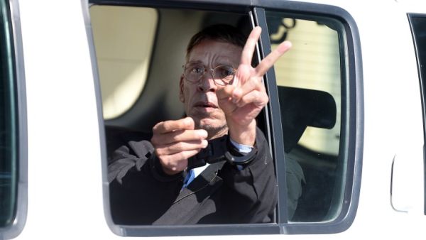 Seif al-Din Mohamed Mostafa, an Egyptian man who hijacked an EgyptAir passenger plane the previous day and forced it to divert to Cyprus demanding to see his ex-wife, flashes the "V" for victory sign as he leaves the court in Larnaca in a police car on March 30, 2016. (AFP/George Michael)
Seif al-Din Mohamed Mostafa, an Egyptian man who hijacked an EgyptAir passenger plane the previous day and forced it to divert to Cyprus demanding to see his ex-wife, flashes the "V" for victory sign as he leaves the court in Larnaca in a police car on March 30, 2016. (AFP/George Michael)