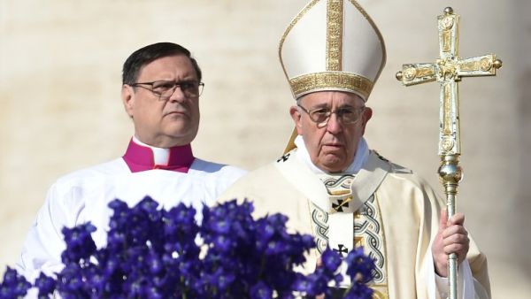 Pope Francis (R) leads the Easter Sunday mass on March 27, 2016 at St Peter's square in Vatican. Christians around the world are marking the Holy Week, commemorating the crucifixion of Jesus Christ, leading up to his resurrection on Easter. (AFP/Alberto Pizzoli)