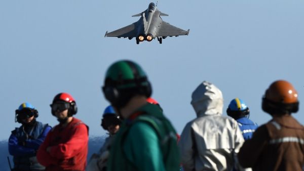 A French Rafale fighter aircraft takes off with bombs from the French aircraft carrier Charles-de-Gaulle, in the eastern Mediterranean sea, November 23, 2015. (AFP/File)