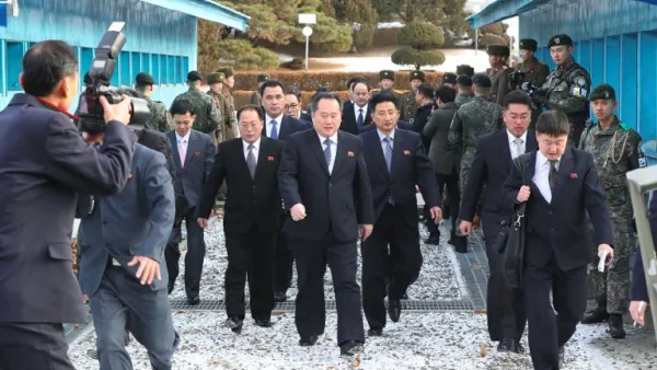 North Korean chief delegate Ri Son-Gwon (C) and his delegation cross the border line at the border truce village of Panmunjom in the Demilitarized Zone (DMZ) dividing the two Koreas on Jan. 9, 2018 (Dong-A Ilbo / AFP)