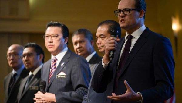 CEO of Ocean Infinity Limited Oliver Plunkett (R) speaks during a press conference after a signing ceremony to resume the search for missing Malaysia Airlines flight MH370 at the Malaysian federal administrative center in Putrajaya, outside Kuala Lumpur on Jan. 10, 2018 (MOHD RASFAN / AFP)