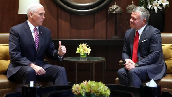 US Vice President Mike Pence (L) meets with Jordan's King Abdullah II in the capital Amman, on Jan. 21, 2018 (Khalil MAZRAAWI / AFP)