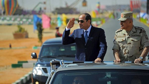 السيسي يهاجم مواقع التواصل ونشطاء يجيبونه
