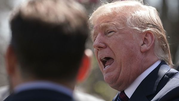 فريق مولر يستجوب صديق ترمب حول "التدخل الروسي"
