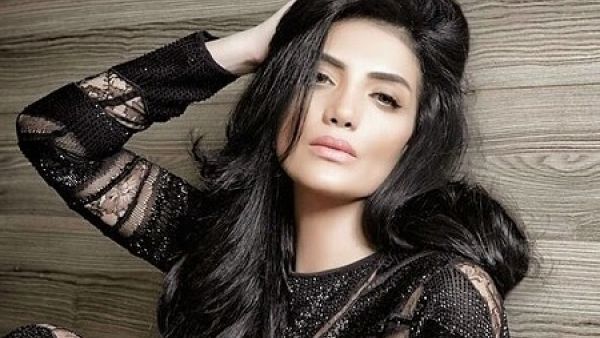 حورية فرغلي تستعد لتصوير (طلق صناعي)