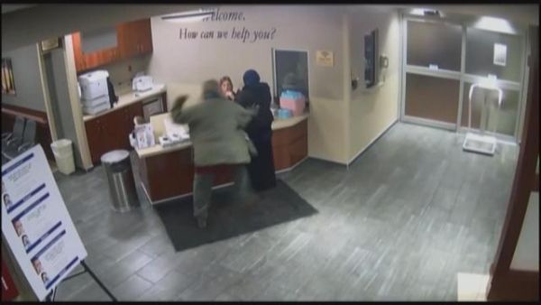 فتاة مسلمة تتعرض لضرب في أمريكا (cbsnews.com)
